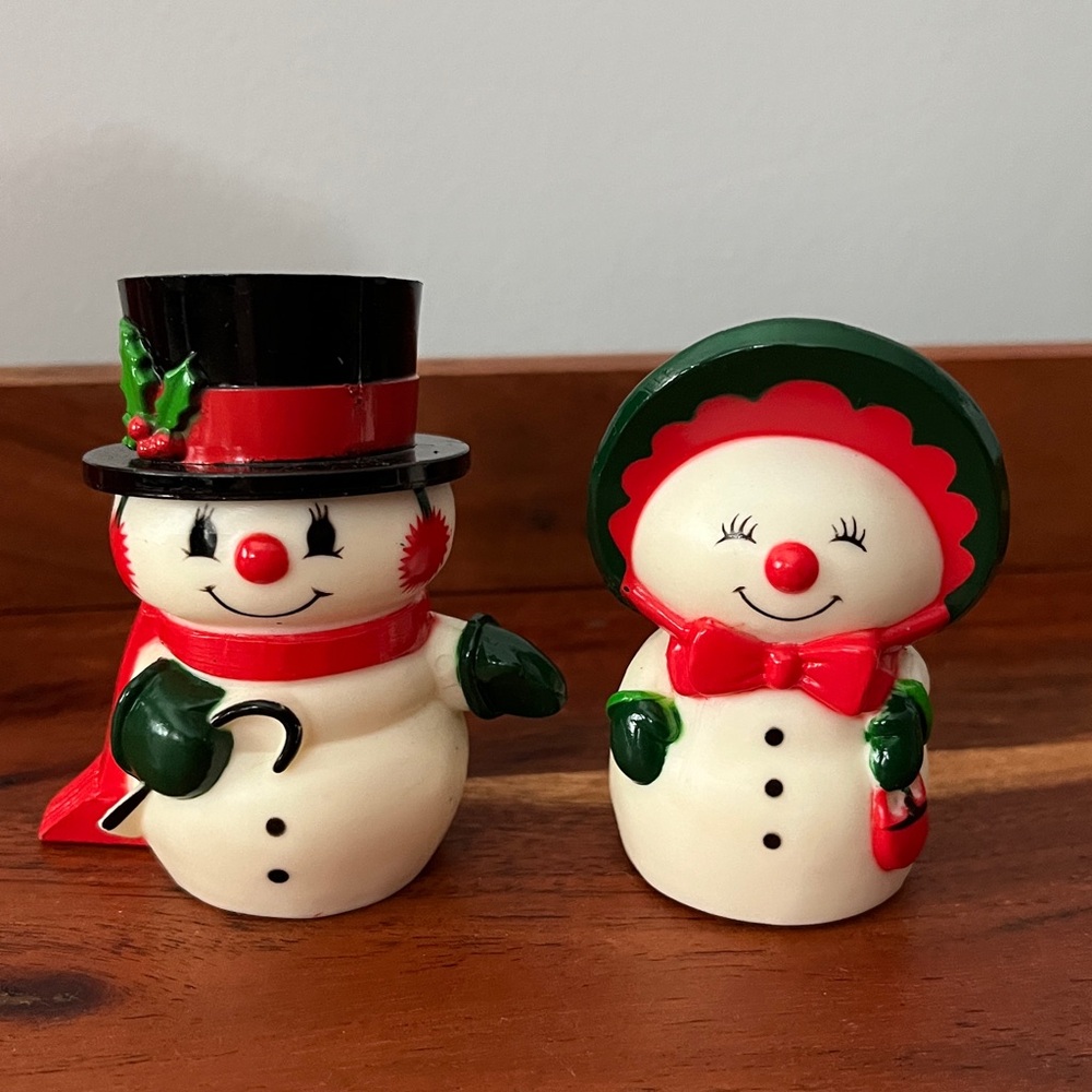 VINTAGE HALLMARK SNOW PEOPLE SALT & PEPPER SHAKERS